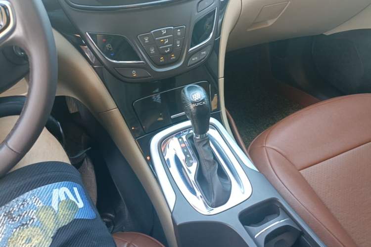 Used Buick Regal 2014 2.0L Leading Fashion Edition Gear Lever