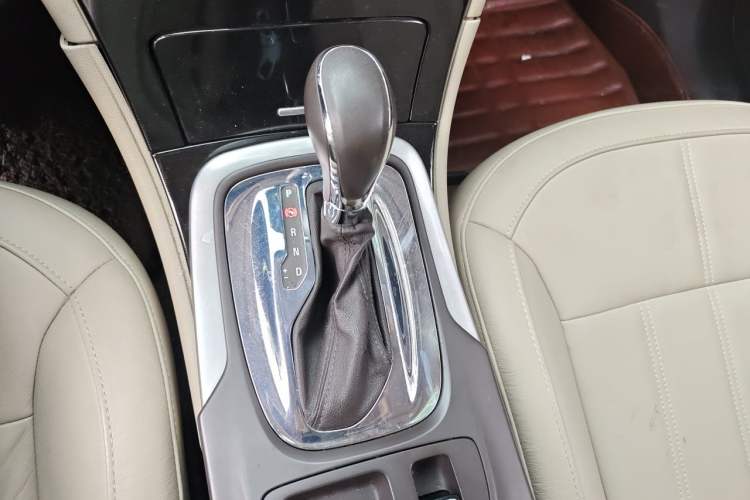 Used Buick Regal 2014 2.0L Elite Fashion Edition Gear Lever