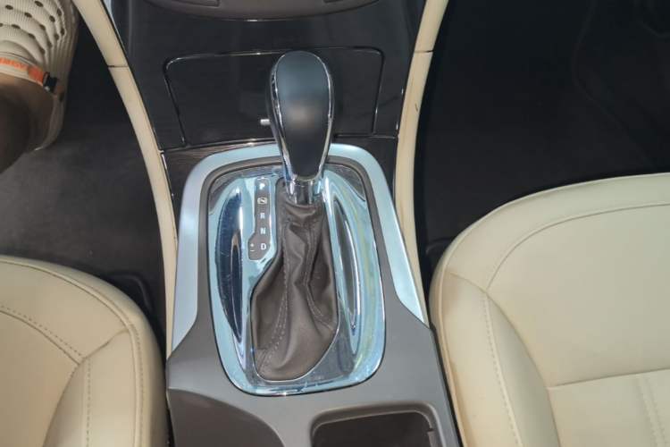Used Buick Regal 2014 2.0L Leading Fashion Edition Gear Lever