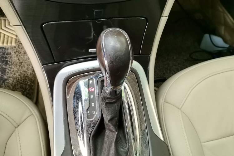 Used Buick Regal 2014 2.0L Elite Fashion Edition Gear Lever