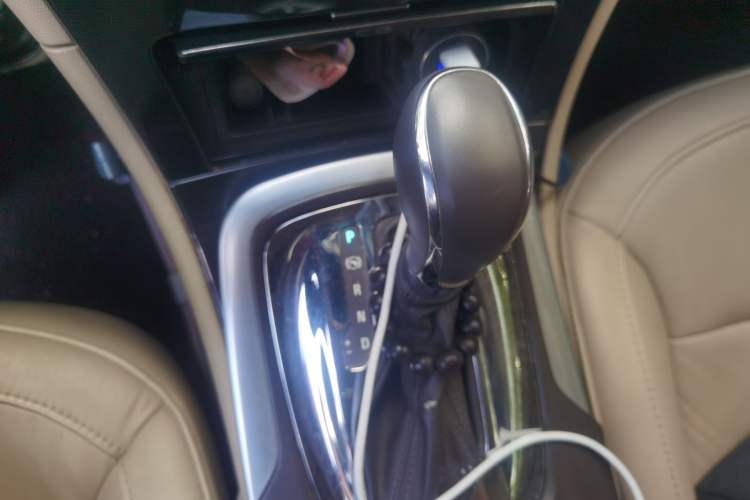 Used Buick Regal 2014 2.0L Elite Fashion Edition Gear Lever