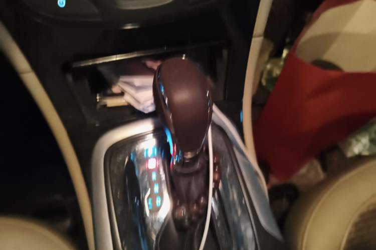 Used Buick Regal 2014 2.0L Leading Fashion Edition Gear Lever