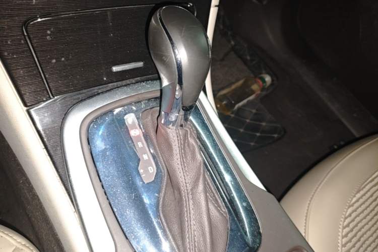 Used Buick Regal 2014 2.0L Leading Fashion Edition Gear Lever