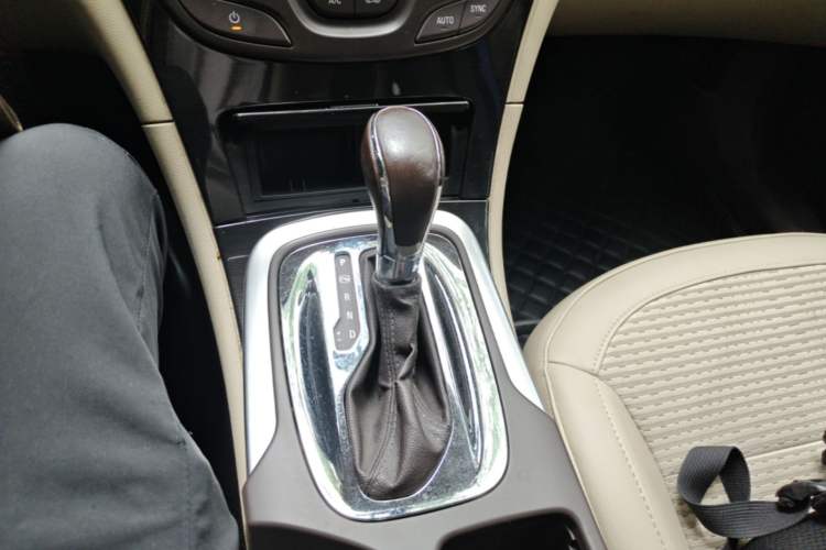 Used Buick Regal 2014 2.0L Leading Fashion Edition Gear Lever