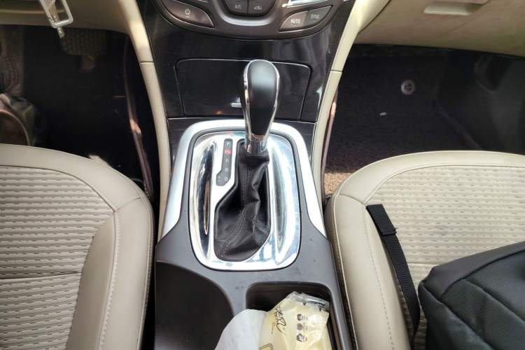 Used Buick Regal 2014 2.0L Leading Fashion Edition Gear Lever