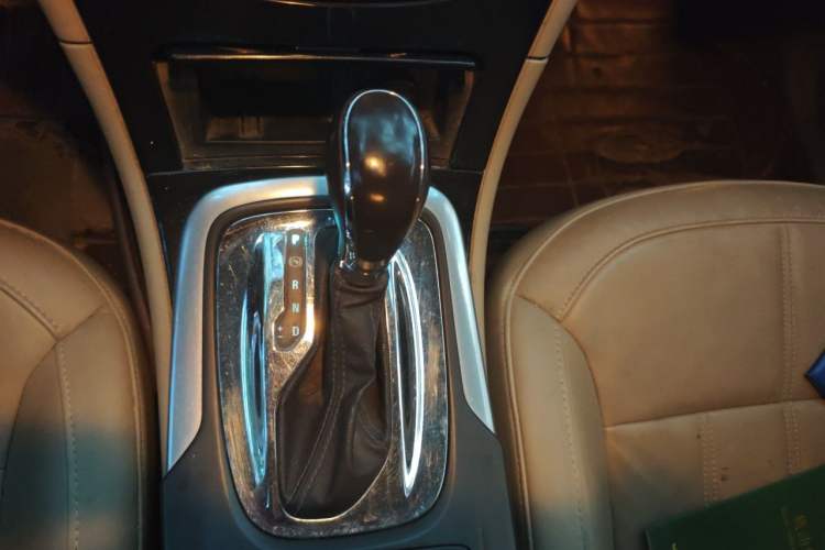 Used Buick Regal 2014 2.0L Elite Fashion Edition Gear Lever