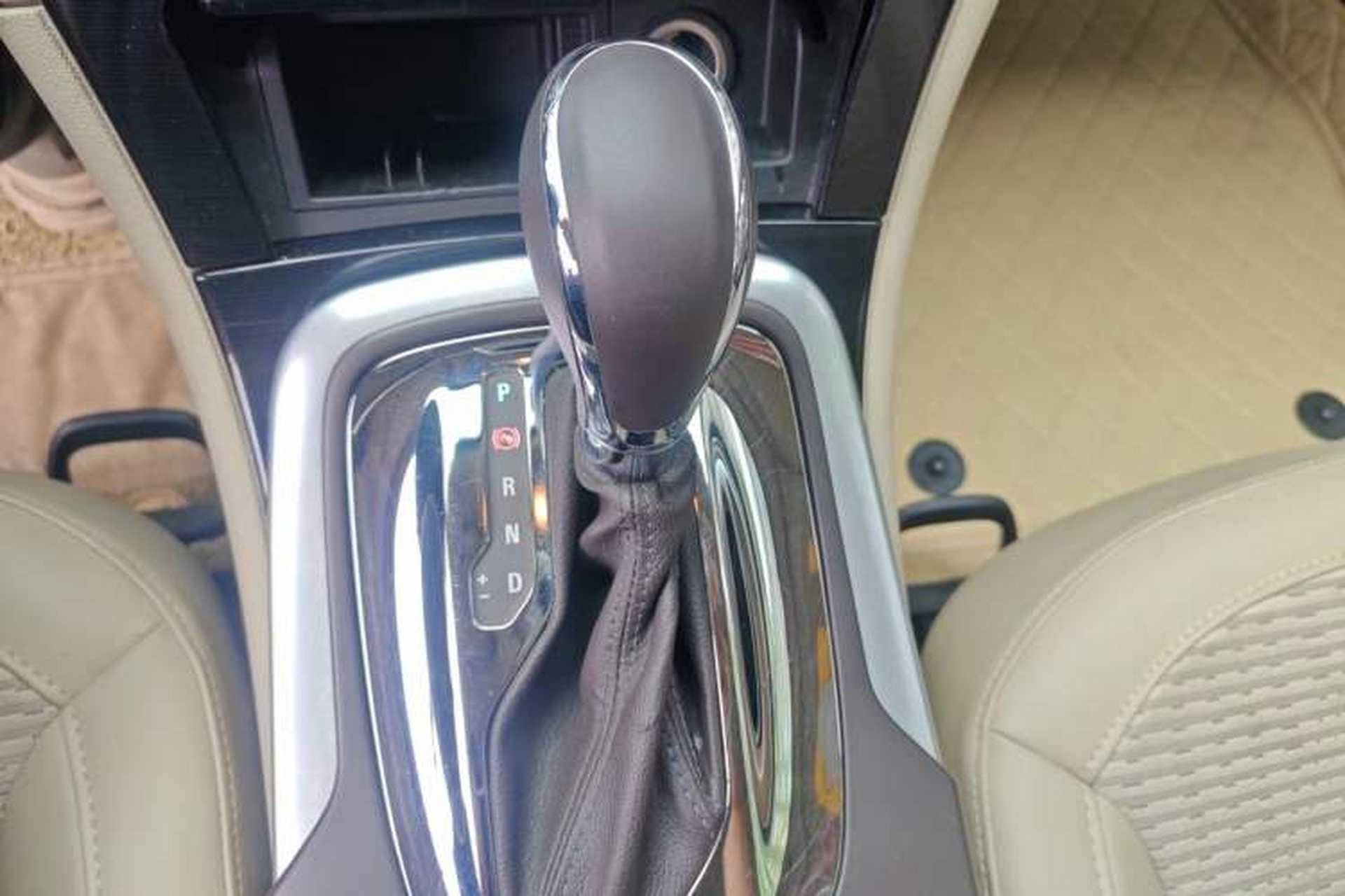 Used Buick Regal 2014 2.0L Leading Fashion Edition Gear Lever