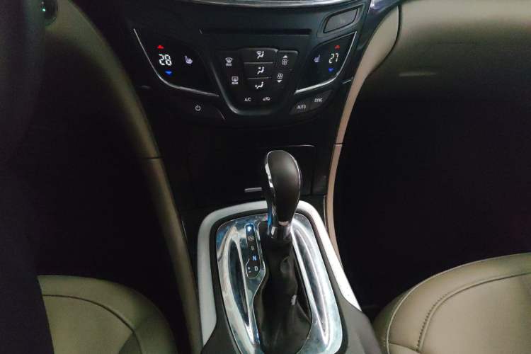 Used Buick Regal 2014 2.0L Elite Fashion Edition Gear Lever