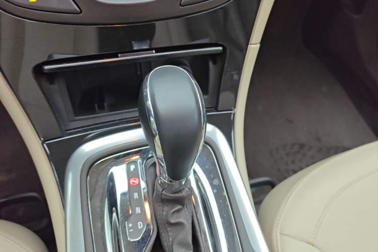 Used Buick Regal 2014 2.0L Leading Fashion Edition Gear Lever