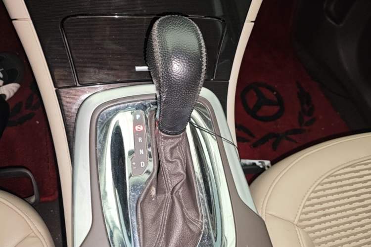 Used Buick Regal 2014 2.0L Leading Fashion Edition Gear Lever
