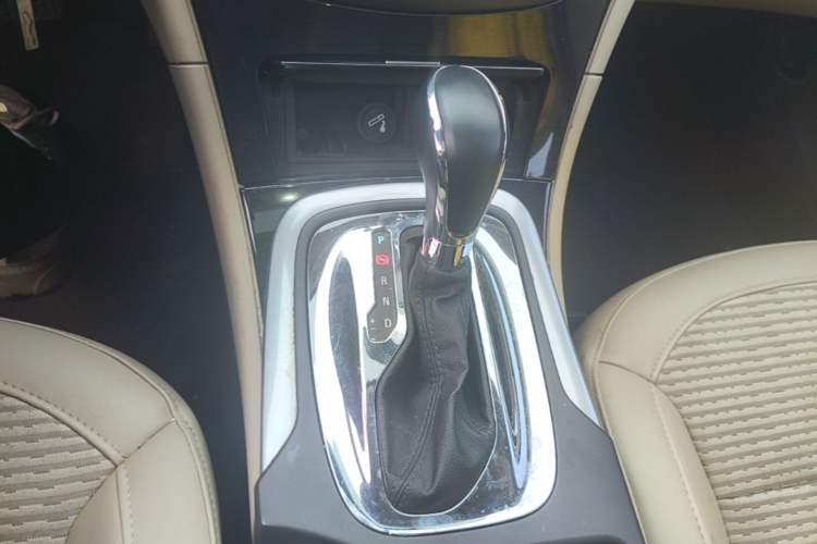 Used Buick Regal 2014 2.0L Leading Fashion Edition Gear Lever