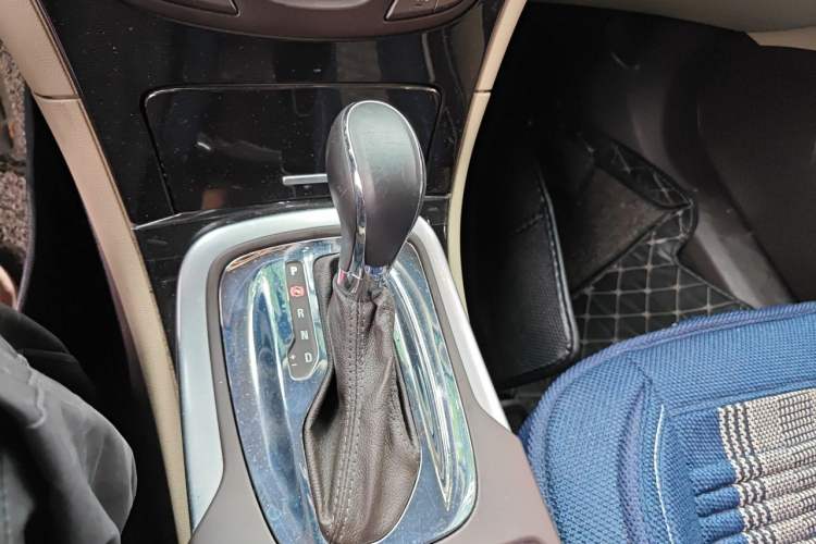 Used Buick Regal 2014 2.0L Leading Fashion Edition Gear Lever