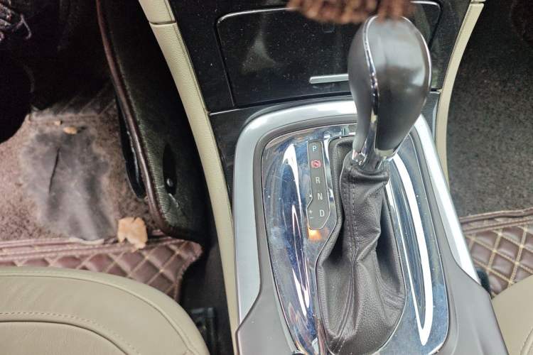 Used Buick Regal 2014 2.0L Elite Fashion Edition Gear Lever