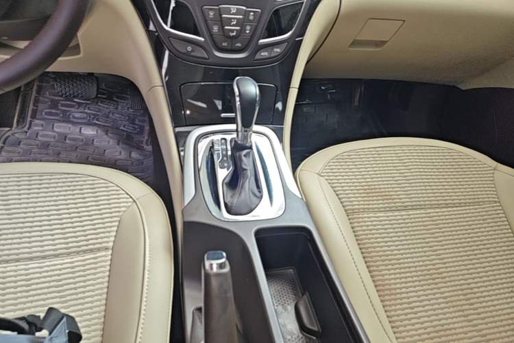 Used Buick Regal 2014 2.0L Leading Fashion Edition Gear Lever