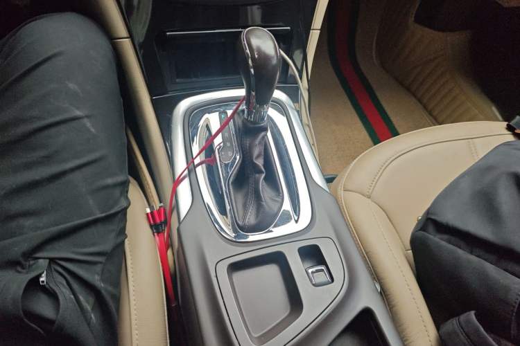 Used Buick Regal 2014 2.0L Elite Fashion Edition Gear Lever