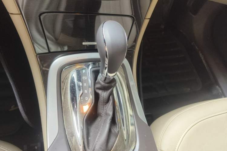 Used Buick Regal 2014 2.0L Elite Fashion Edition Gear Lever