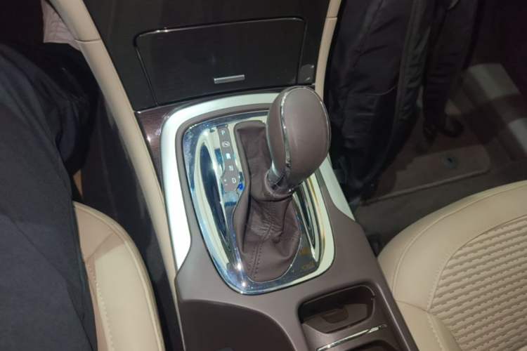 Used Buick Regal 2014 2.0L Leading Fashion Edition Gear Lever