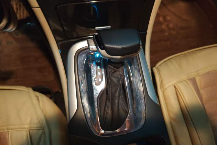 Used Buick Regal 2014 2.0L Leading Fashion Edition Gear Lever