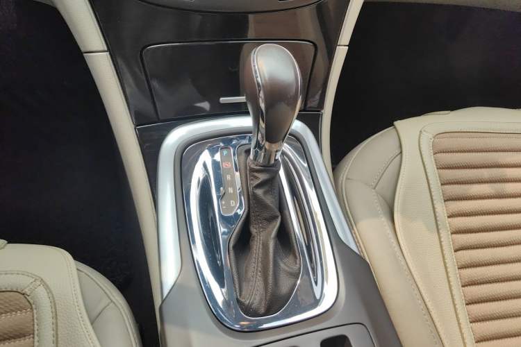 Used Buick Regal 2014 2.0L Elite Fashion Edition Gear Lever