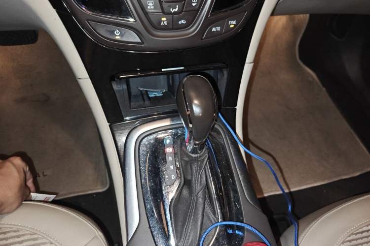 Used Buick Regal 2014 2.0L Leading Fashion Edition Gear Lever