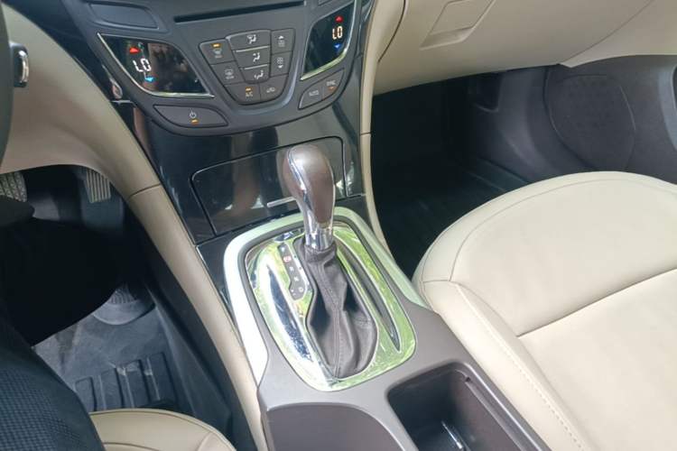 Used Buick Regal 2014 2.0L Leading Fashion Edition Gear Lever