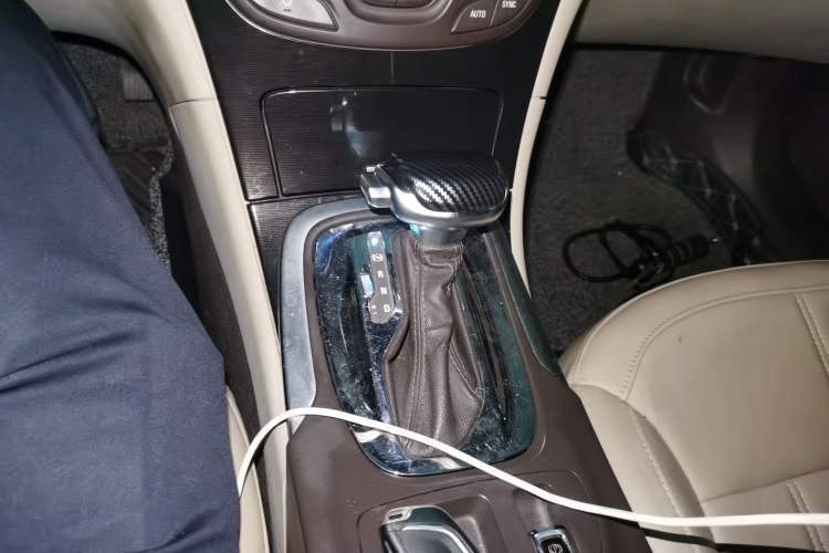 Used Buick Regal 2014 2.0L Elite Fashion Edition Gear Lever