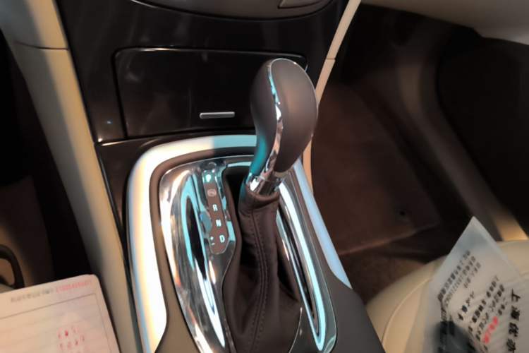 Used Buick Regal 2014 2.0L Leading Fashion Edition Gear Lever