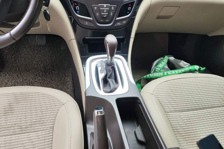 Used Buick Regal 2014 2.0L Leading Fashion Edition Gear Lever