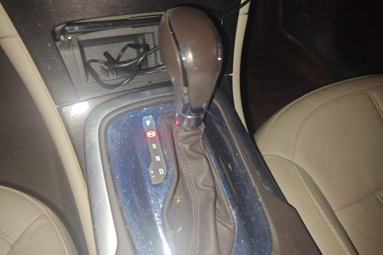 Used Buick Regal 2014 2.0L Elite Fashion Edition Gear Lever