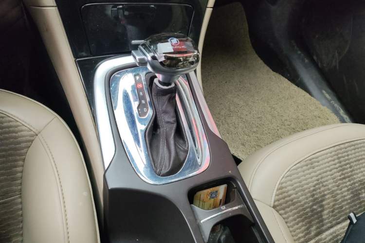 Used Buick Regal 2014 2.0L Leading Fashion Edition Gear Lever