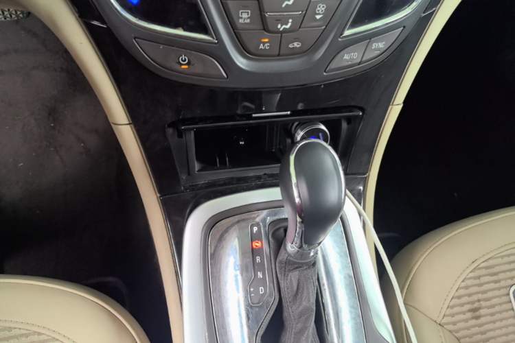 Used Buick Regal 2014 2.0L Leading Fashion Edition Gear Lever
