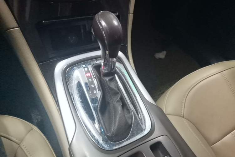 Used Buick Regal 2014 2.0L Elite Fashion Edition Gear Lever