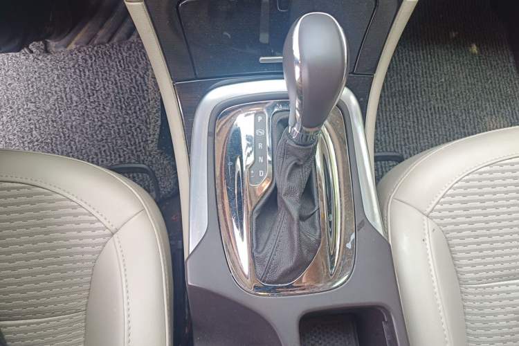 Used Buick Regal 2014 2.0L Leading Fashion Edition Gear Lever