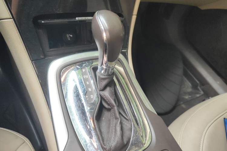 Used Buick Regal 2014 2.0L Elite Fashion Edition Gear Lever