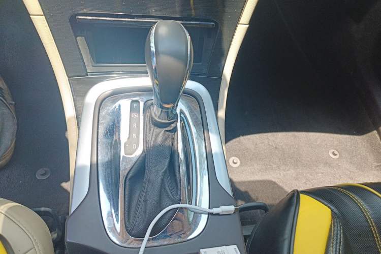 Used Buick Regal 2014 2.0L Leading Fashion Edition Gear Lever