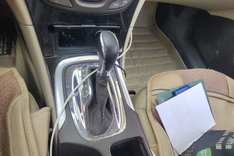 Used Buick Regal 2014 2.0L Leading Fashion Edition Gear Lever
