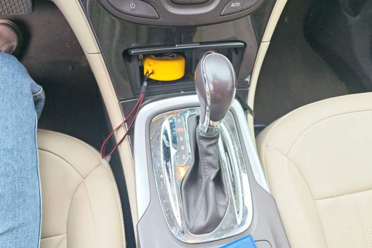 Used Buick Regal 2014 2.0L Elite Fashion Edition Gear Lever