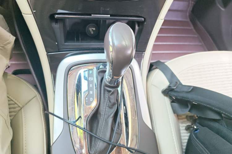 Used Buick Regal 2014 2.0L Leading Fashion Edition Gear Lever