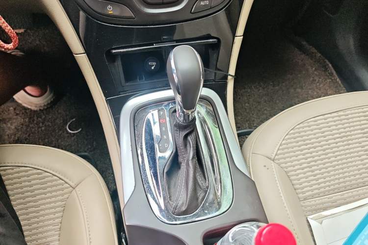 Used Buick Regal 2014 2.0L Leading Fashion Edition Gear Lever