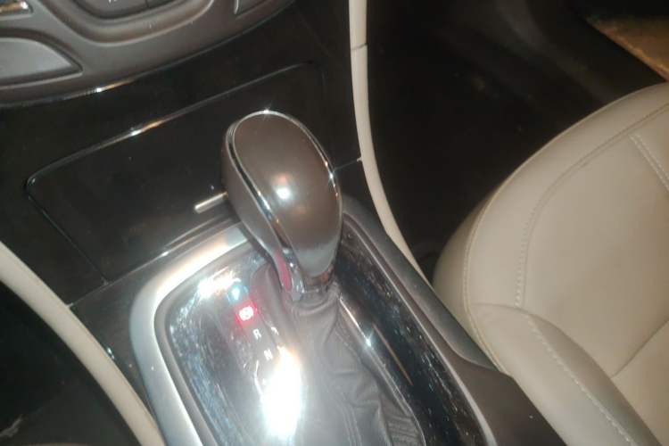 Used Buick Regal 2014 2.0L Elite Fashion Edition Gear Lever