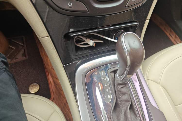 Used Buick Regal 2014 2.0L Elite Fashion Edition Gear Lever