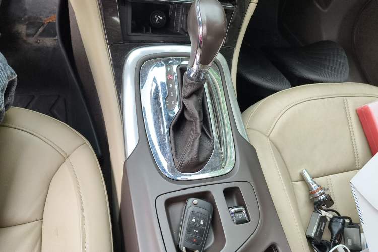 Used Buick Regal 2014 2.0L Elite Fashion Edition Gear Lever