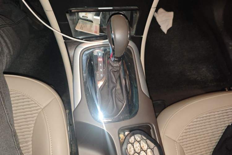 Used Buick Regal 2014 2.0L Leading Fashion Edition Gear Lever