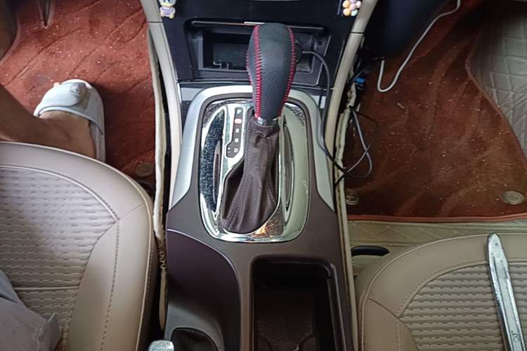 Used Buick Regal 2014 2.0L Leading Fashion Edition Gear Lever