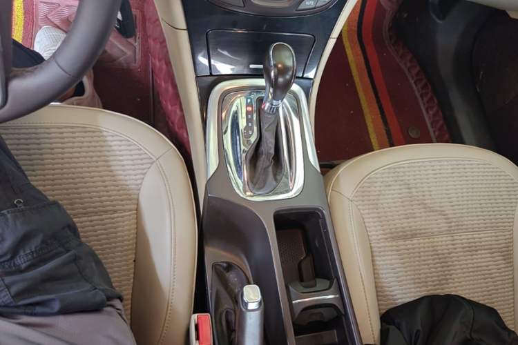 Used Buick Regal 2014 2.0L Leading Fashion Edition Gear Lever