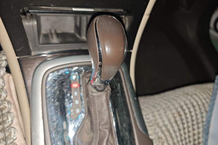 Used Buick Regal 2014 2.0L Elite Fashion Edition Gear Lever