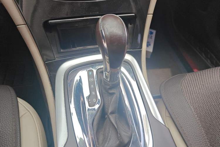 Used Buick Regal 2014 2.0L Leading Fashion Edition Gear Lever