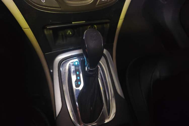 Used Buick Regal 2014 2.0L Leading Fashion Edition Gear Lever