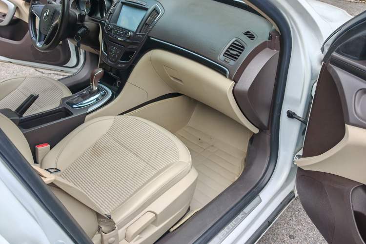 Used Buick Regal 2014 2.0L Leading Fashion Edition Interior 4