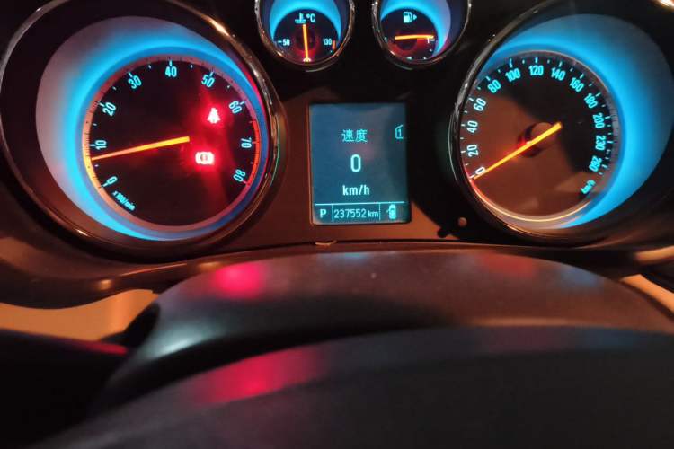 Used Buick Regal 2014 2.0L Leading Fashion Edition Odometer Close Up